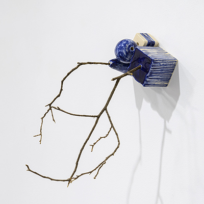 Sin  título  de  la  Serie  Otra  naturaleza.  Cerámica.  8  x  12  x  9  cm.  2020<br> Untitled,  Otra  naturaleza  Series.  Ceramics.  3,1  x  4,7  x  3,5  in.  2020 