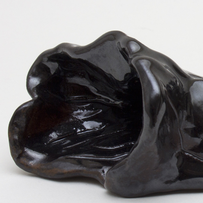 Sin título. Gres esmaltado. 7 x 10 x 22 cm. 2011<br>
Untitled. Glazed stoneware. 2.7 x 3.9 x 8.6 in. 2011
