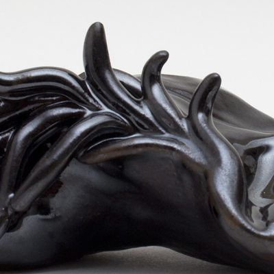 Sin título. Gres esmaltado. 6 x 10.5 x 23 cm. 2011<br>
Untitled. Glazed stoneware. 2.3 x 4.1 x 9 in. 2011
