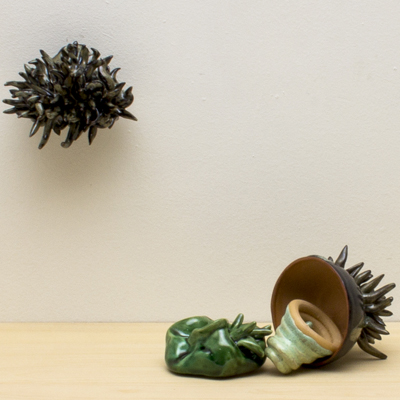 Sin título. Cerámica esmaltada y estante de madera. 100 x 30 x 25 cm. 2012<br>
Untitled. Glazed ceramic and wooden shelf. 11.8 x 39.3 x 9.8  in. 2012

