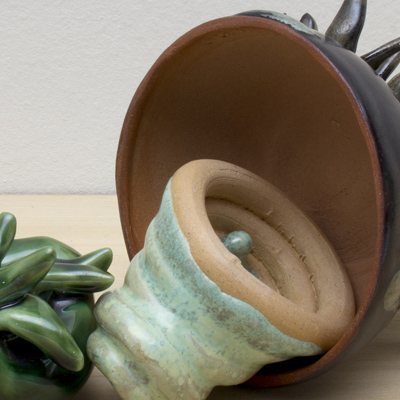 Sin título. Cerámica esmaltada y estante de madera. 100 x 30 x 25 cm. 2012. Detalle<br>
Untitled. Glazed ceramic and wooden shelf. 11.8 x 39.3 x 9.8  in. 2012. Detail
