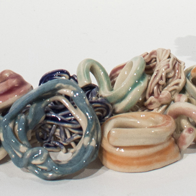 Sin título. Gres esmaltado. Medidas variables. 2015<br>
Untitled. Glazed stoneware. Variable dimensions. 2015
