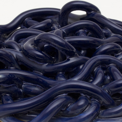 Sin título. Gres esmaltado. 5.5 x 20 x 22 cm. 2007<br>
Untitled. Glazed stoneware. 2.1 x 7.8 x 8.6 in. 2007
