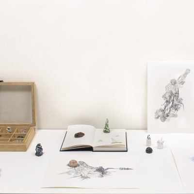 Sin título. Cerámica esmaltada, acuarela y tinta sobre papel, caja de madera y vidrio, base, caballetes. 120 x 150 x 60  cm. 2015<br>
Untitled. Glazed ceramic. Watercolor and ink on paper, wood and glass box, base, trestles. 47.2 x 59 x 23.6 in. 2015
